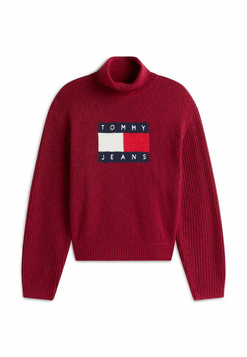 Roter Strickpullover mit Rollkragen, gerippten Ärmeln und Saum, mit einem rechteckigen "Tommy Jeans"-Logo in Weiß, Rot und Marineblau auf der Brust.