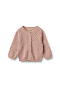 Rosa gestrickte Babyjacke mit langen Ärmeln, Knopfleiste und strukturiertem Muster auf weißem Hintergrund.