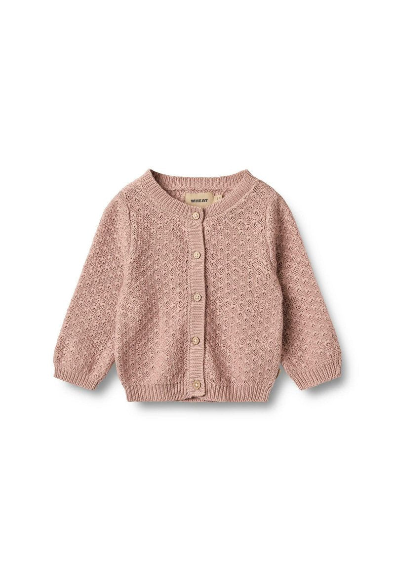 Rosa gestrickte Babyjacke mit langen Ärmeln, Knopfleiste und strukturiertem Muster auf weißem Hintergrund.