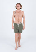 Olivgrüne Badeshorts aus leichtem Material, mit einem Kordelzugbund, einer Vordertasche und glatter Textur. Ohne Muster oder Drucke.