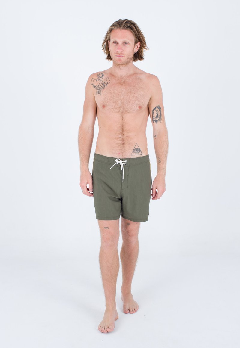 Olivgrüne Badeshorts aus leichtem Material, mit einem Kordelzugbund, einer Vordertasche und glatter Textur. Ohne Muster oder Drucke.