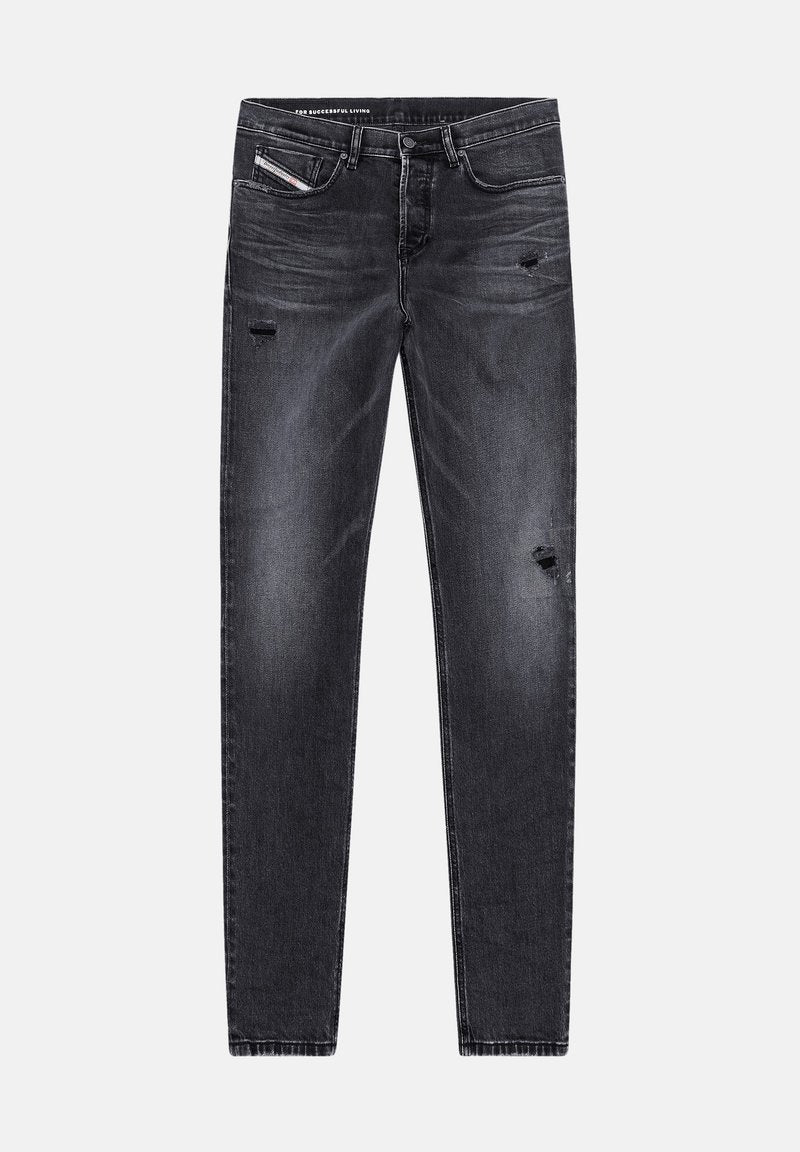 Schwarze Skinny-Jeans mit einem distressed Finish, die an der Vorderseite Risse aufweisen, im klassischen Fünf-Taschen-Design und mit kontrastierenden Nähten.