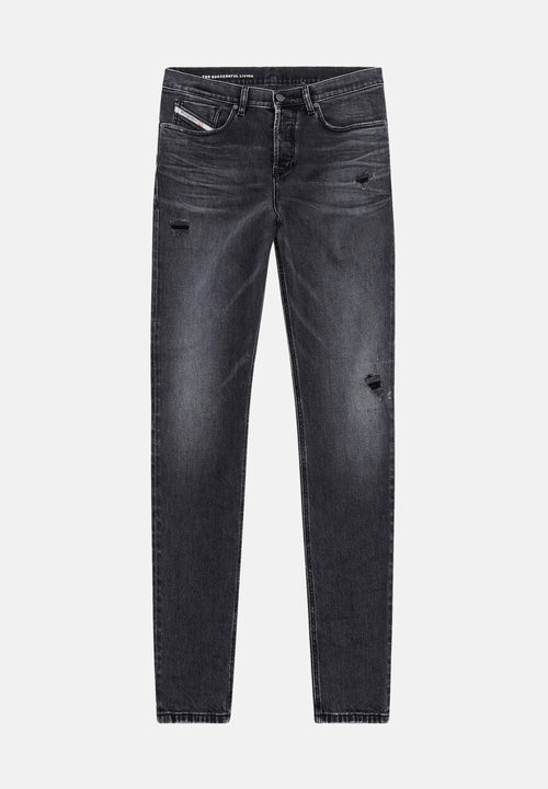 Schwarze Skinny-Jeans mit einem distressed Finish, die an der Vorderseite Risse aufweisen, im klassischen Fünf-Taschen-Design und mit kontrastierenden Nähten.