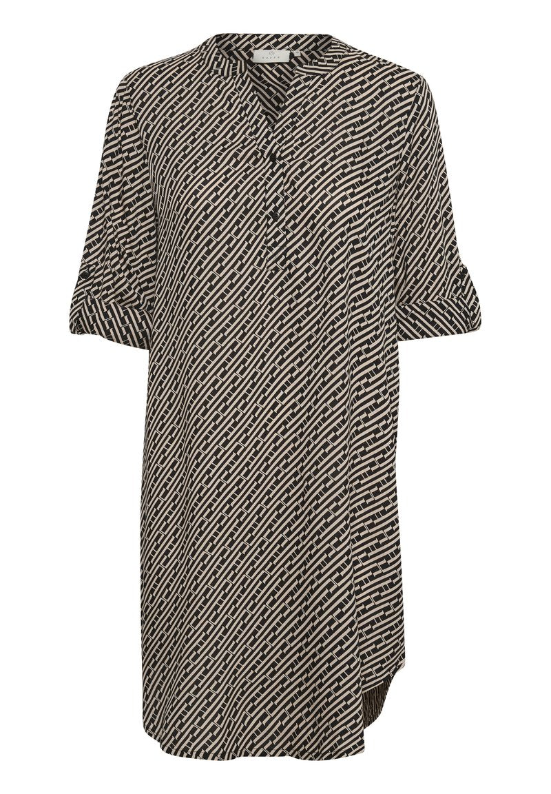 Schwarz-creamfarbenes Tunika-Hemd mit kurzen Ärmeln, V-Ausschnitt, geometrischem Muster und asymmetrischem Saum. Hergestellt aus leichtem Stoff.