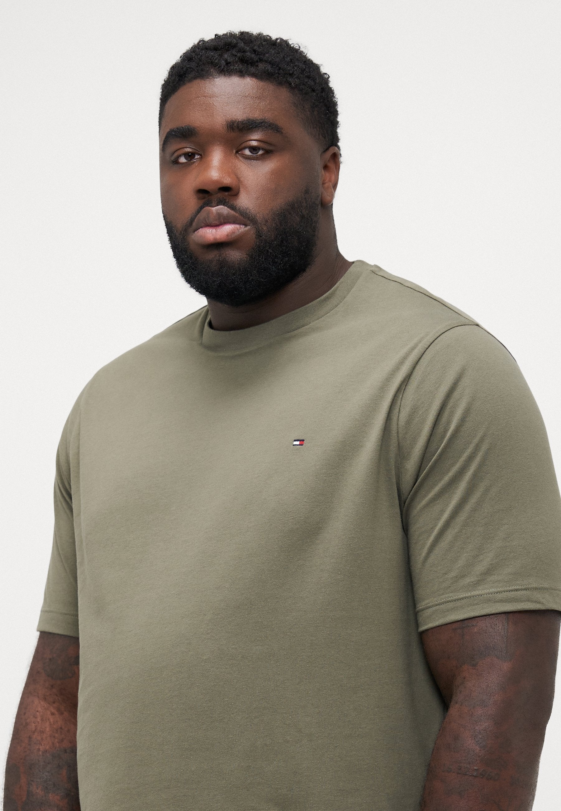SEASONAL SOLID TEE Media 5
