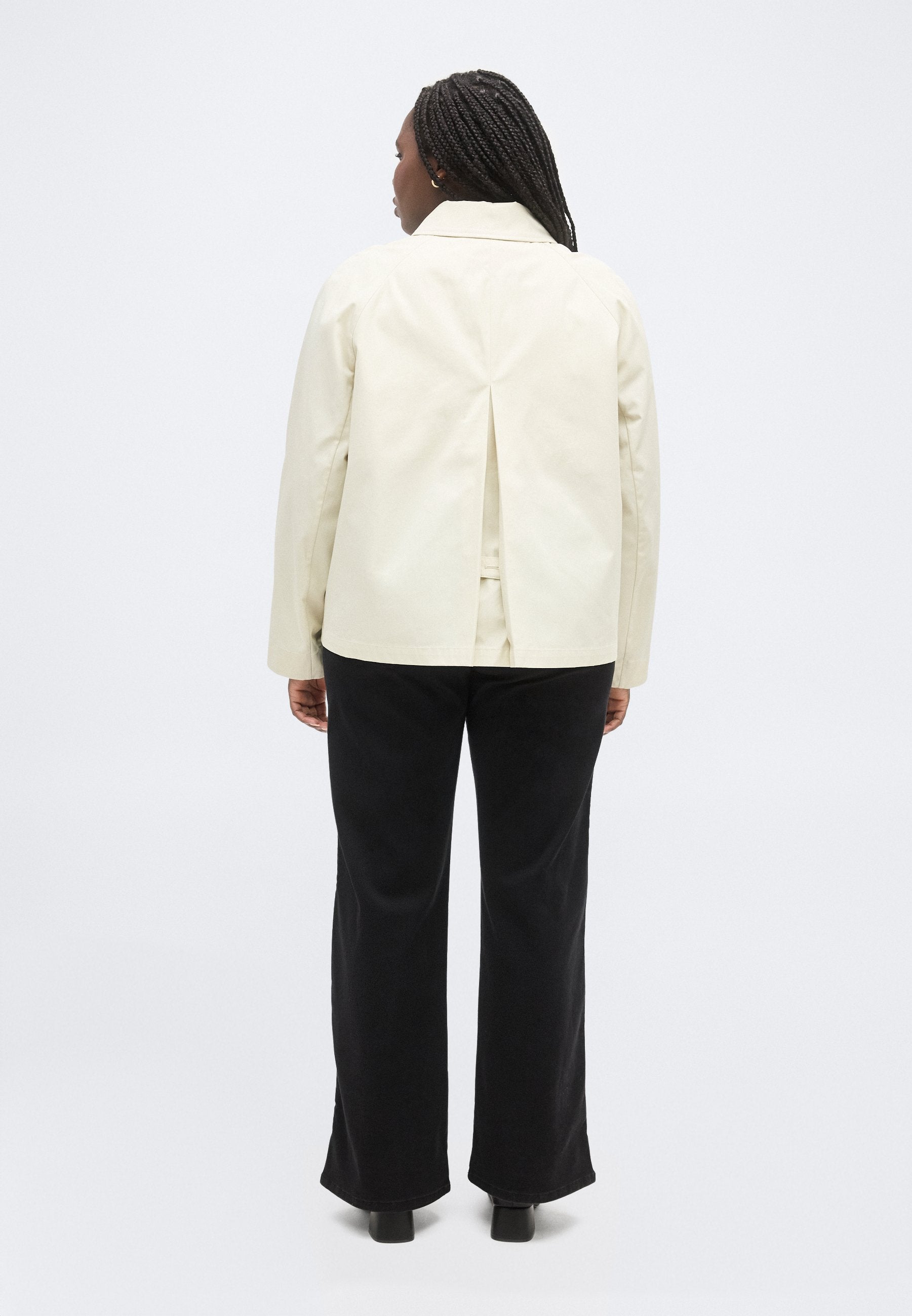 CURVE WATER REPELLENT COLLARED RELAXED SHORT JACKET Media 4