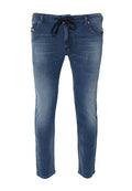 Jeans aus Denim in mittlerem Blauton mit Kordelzug-Bund, fünf Taschen und schmaler Passform mit leichten Ausbleichungen.