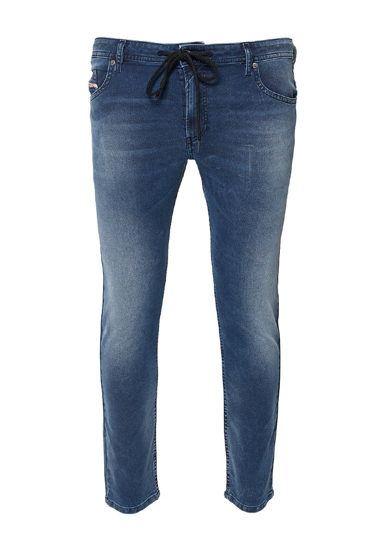 Jeans aus Denim in mittlerem Blauton mit Kordelzug-Bund, fünf Taschen und schmaler Passform mit leichten Ausbleichungen.