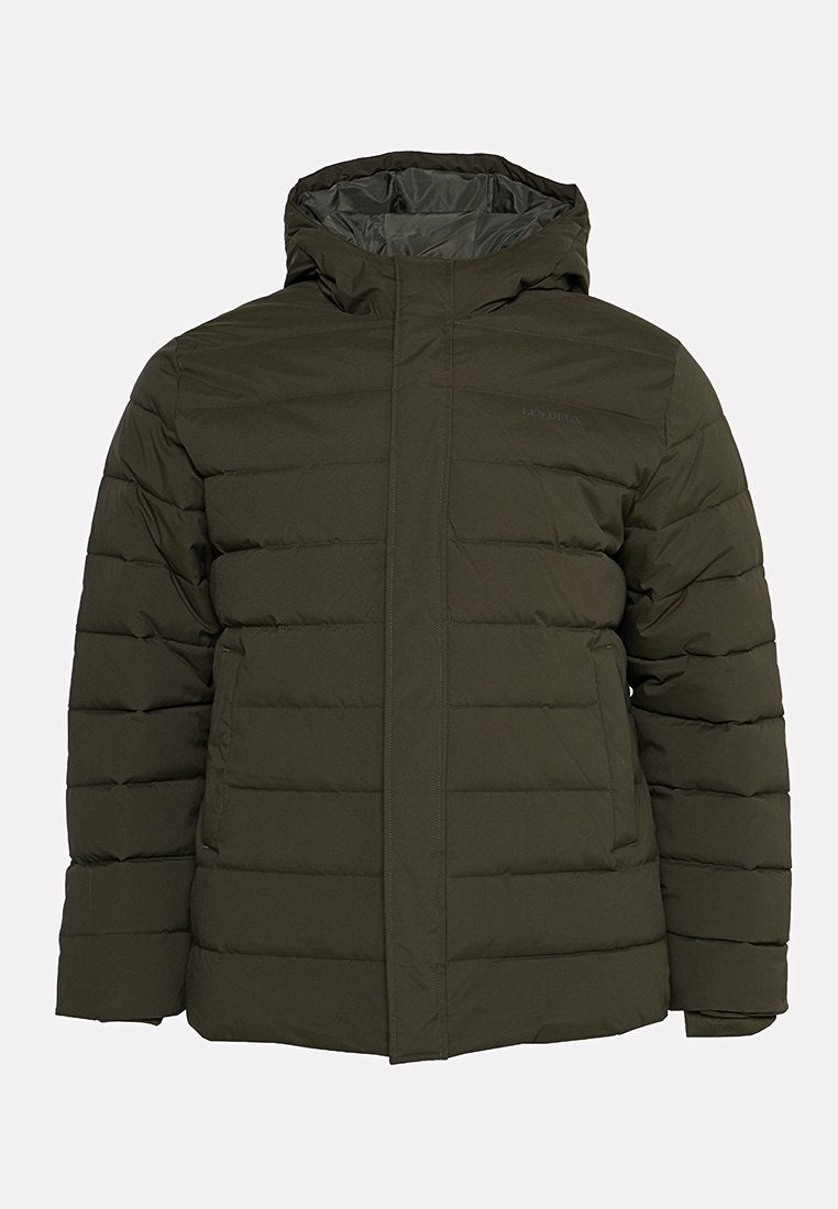 Olivgrüne gepolsterte Jacke mit Kapuze, mit horizontalen Steppnähten, Fronttaschen und Reißverschluss. Glatte Textur.