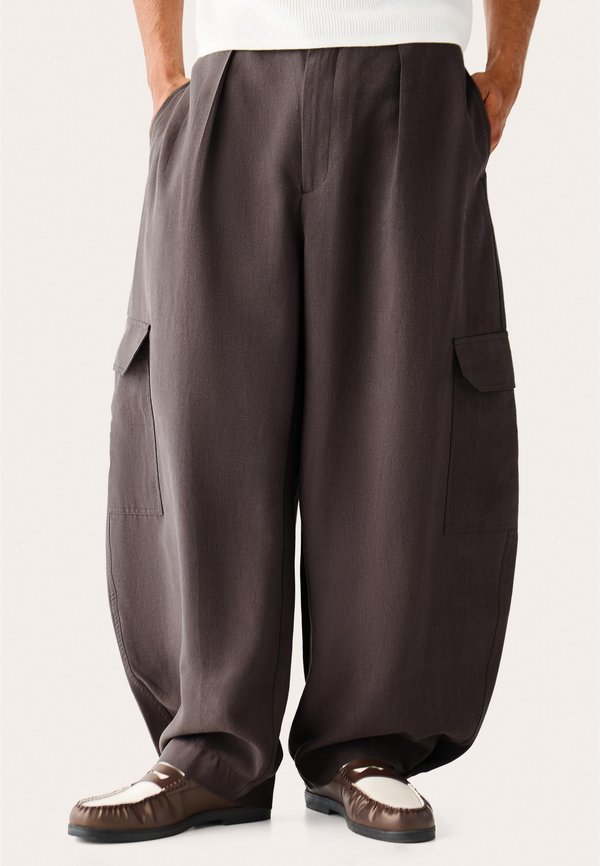 Bershka FLUID BARREL TAILORING CARGO - TROUSERS - Cargo trousers - mottled dark grey