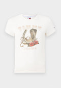 Weißes Baumwoll-T-Shirt mit einem grafischen Druck eines Hufeisens, Cowboy-Stiefels und Rosen, mit dem Text "TOMMY JEANS" am unteren Rand.