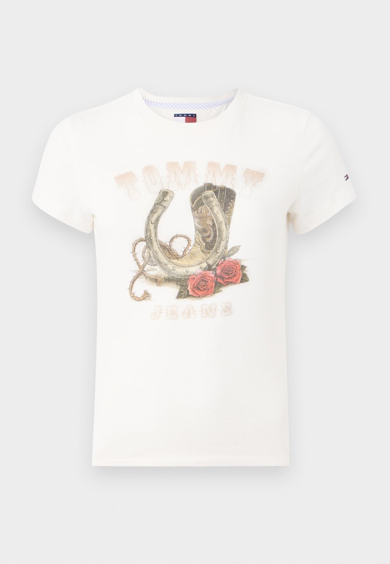 Weißes Baumwoll-T-Shirt mit einem grafischen Druck eines Hufeisens, Cowboy-Stiefels und Rosen, mit dem Text "TOMMY JEANS" am unteren Rand.