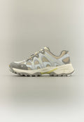 Hellgrauer und beigefarbener Trailrunning-Schuh mit Mesh-Einsätzen, strapazierfähiger Sohle und Schnürdesign, mit dem The North Face Logo auf der Zehenkappe.