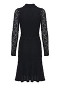 Schwarzes Spitzenkleid mit langen Ärmeln, hohem Kragen, tailliertem Oberteil und ausgestelltem Saum. Verfügt über ein filigranes Spitzenmuster und eine strukturierte Oberfläche.
