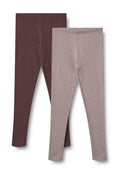 Zwei Paar Leggings: eine in einem tiefen Burgunderrot und eine andere in hellem Taupe, aus einem weichen, dehnbaren Stoff mit einer glatten Textur.