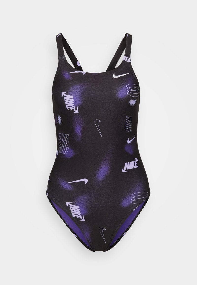 Schwarzer Badeanzug mit lila Akzenten, aus glattem Material gefertigt. Das Design umfasst verschiedene Nike-Logos in weißen und lila Mustern. Verstellbare Träger.