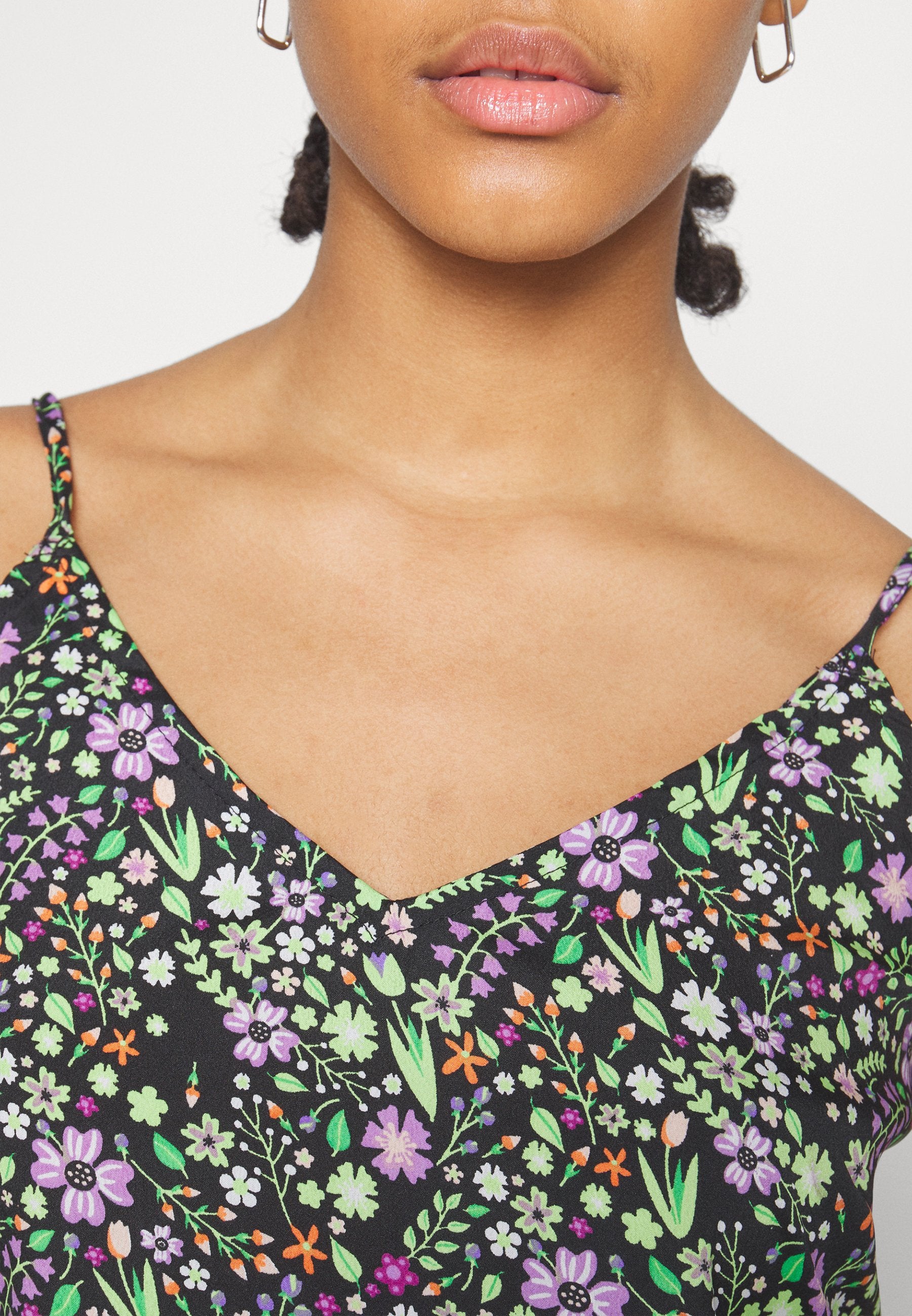 Noisy May SINGLET CROP