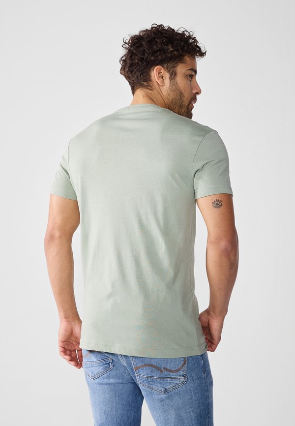 Pier One by Zalando BASIC SLIM EMBROIDERY T SHIRT