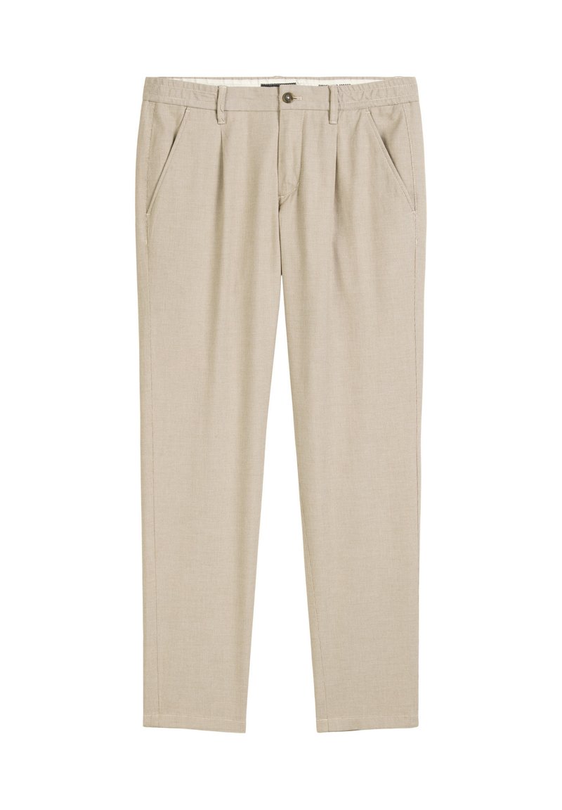 MODEL STIG PLEATS SHAPED Media 1