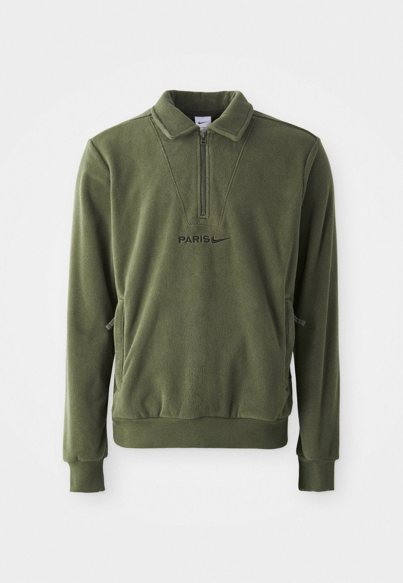 Olivgrüner Fleece-Pullover mit einem halben Reißverschluss, versehen mit einem "PARIS"-Logo und dem Nike-Swoosh. Seitentaschen und gerippte Bündchen runden das Design ab.