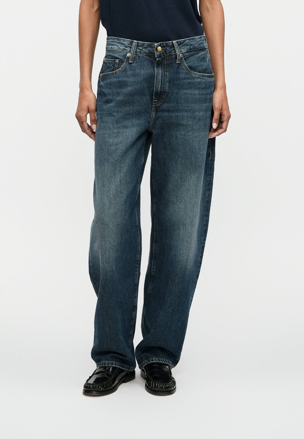 MID RISE TAPERED BARREL LEG JEANS Media 3