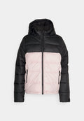 Gepolsterte Jacke mit einem schwarzen oberen Teil und einem hellrosa unteren Teil. Sie hat eine Kapuze, einen Reißverschluss und zwei seitliche Taschen.