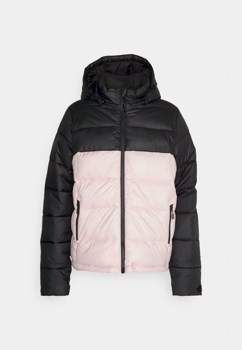 Gepolsterte Jacke mit einem schwarzen oberen Teil und einem hellrosa unteren Teil. Sie hat eine Kapuze, einen Reißverschluss und zwei seitliche Taschen.