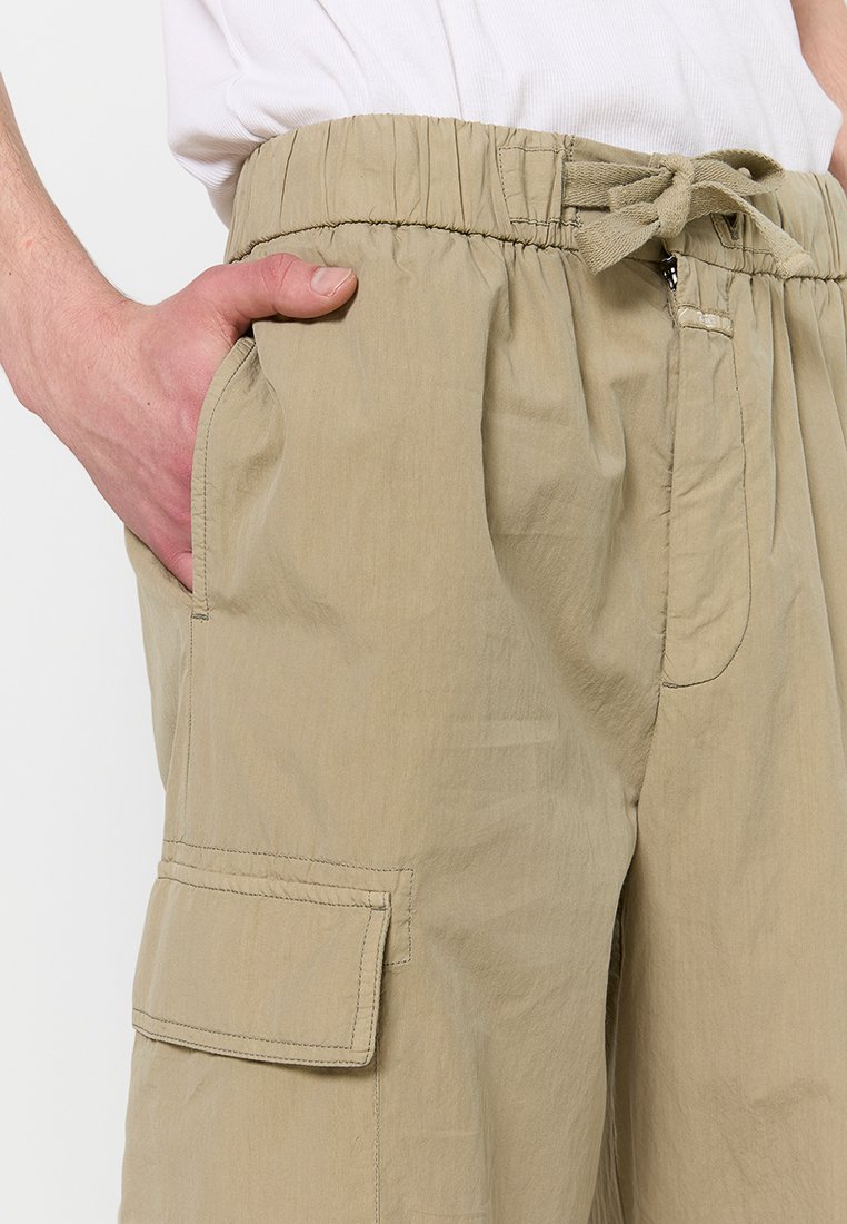 CLOSED FREEPORT RELAXED FIT