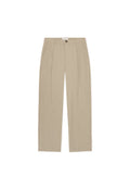 Beige maßgeschneiderte Hose mit einer vorderen Bügelfalte, zwei Seitentaschen und einem Knopfverschluss. Hergestellt aus strukturiertem Stoff, mit geraden Beinen.