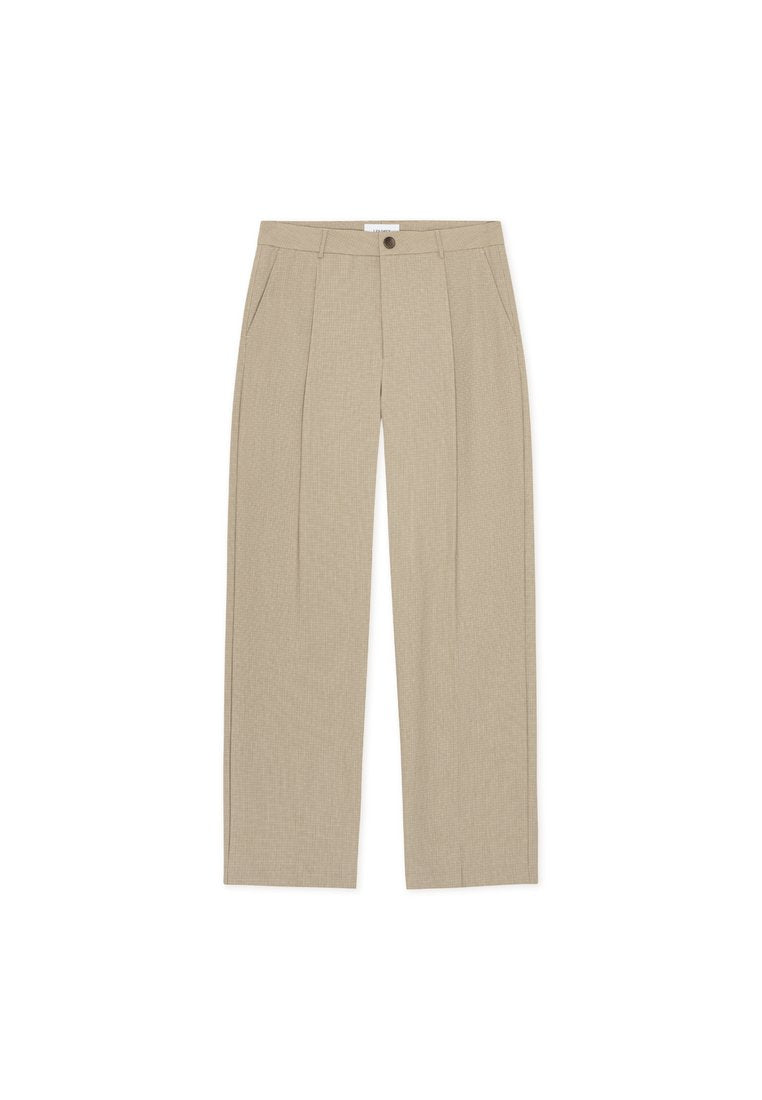 Beige maßgeschneiderte Hose mit einer vorderen Bügelfalte, zwei Seitentaschen und einem Knopfverschluss. Hergestellt aus strukturiertem Stoff, mit geraden Beinen.