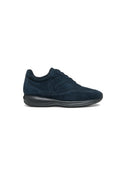 Marineblaue Wildleder-Sneaker mit flacher schwarzer Gummisohle, schlichtem Schnürdesign und dezentem Logo an der Seite.