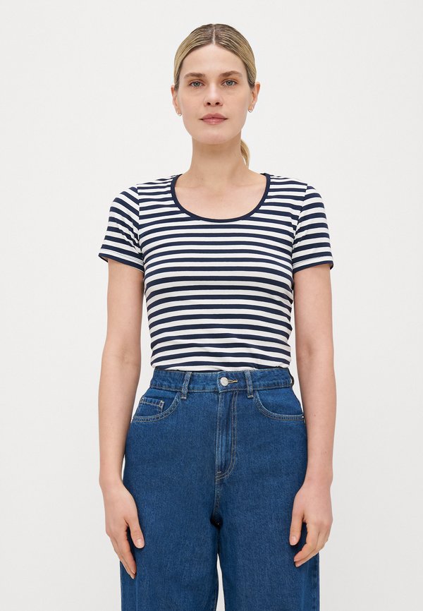 Vero Moda Tall VMLOTTE  - Print T-shirt - snow white/navy