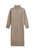 Beige Strick-Turtleneck-Kleid mit langen Ärmeln, gerippten Bündchen und Saum. Das Material scheint weich mit einer glatten Textur zu sein. Mittellange Silhouette.