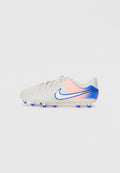 Weißer Nike Fußballschuh mit pinkem und blauem Farbverlauf am Fersenbereich, blauen Stollen und blau umrandetem Swoosh-Logo an der Seite.