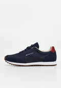 Navyblauer Sneaker mit weißer Sohle, braunem Profil, rotem Fersenlaschen, schwarzen Schnürsenkeln und „PS Paul Smith“-Logo an der Seite.