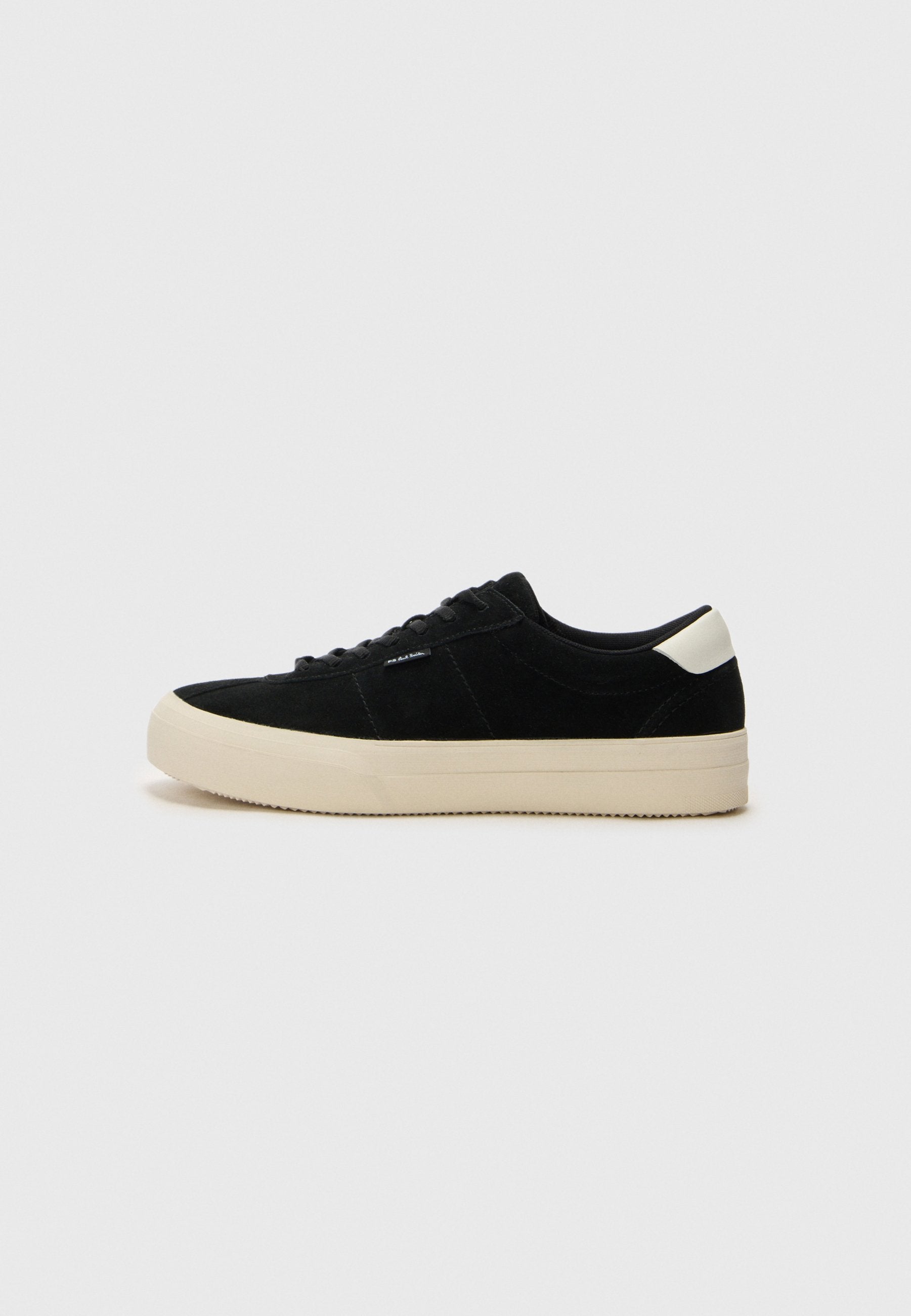 Schwarze Wildleder-Sneaker mit einer dicken beigen Gummisohle, runder Zehenpartie und schwarzen Schnürsenkeln. Auf der Ferse befindet sich ein weißer Akzent. Einfaches, klassisches Design.