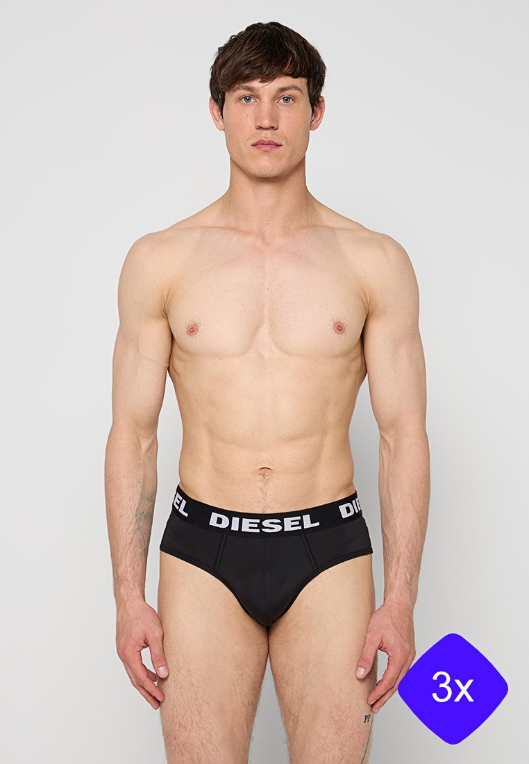 Schwarze Slips aus elastischem Stoff mit einem breiten, elastischen Bund, der mit "DIESEL" in Weiß beschriftet ist. Der Schnitt ist enganliegend und tief sitzend.