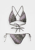 Bikini-Set mit triangularem Oberteil und Unterteil in Grau mit schwarzen und lila Tigerstreifen. Verstellbare Passform durch Bindebänder am Nacken und Rücken.