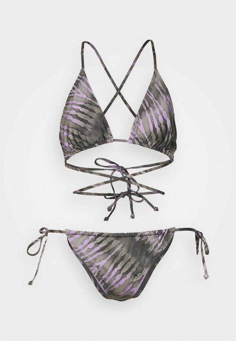 Bikini-Set mit triangularem Oberteil und Unterteil in Grau mit schwarzen und lila Tigerstreifen. Verstellbare Passform durch Bindebänder am Nacken und Rücken.