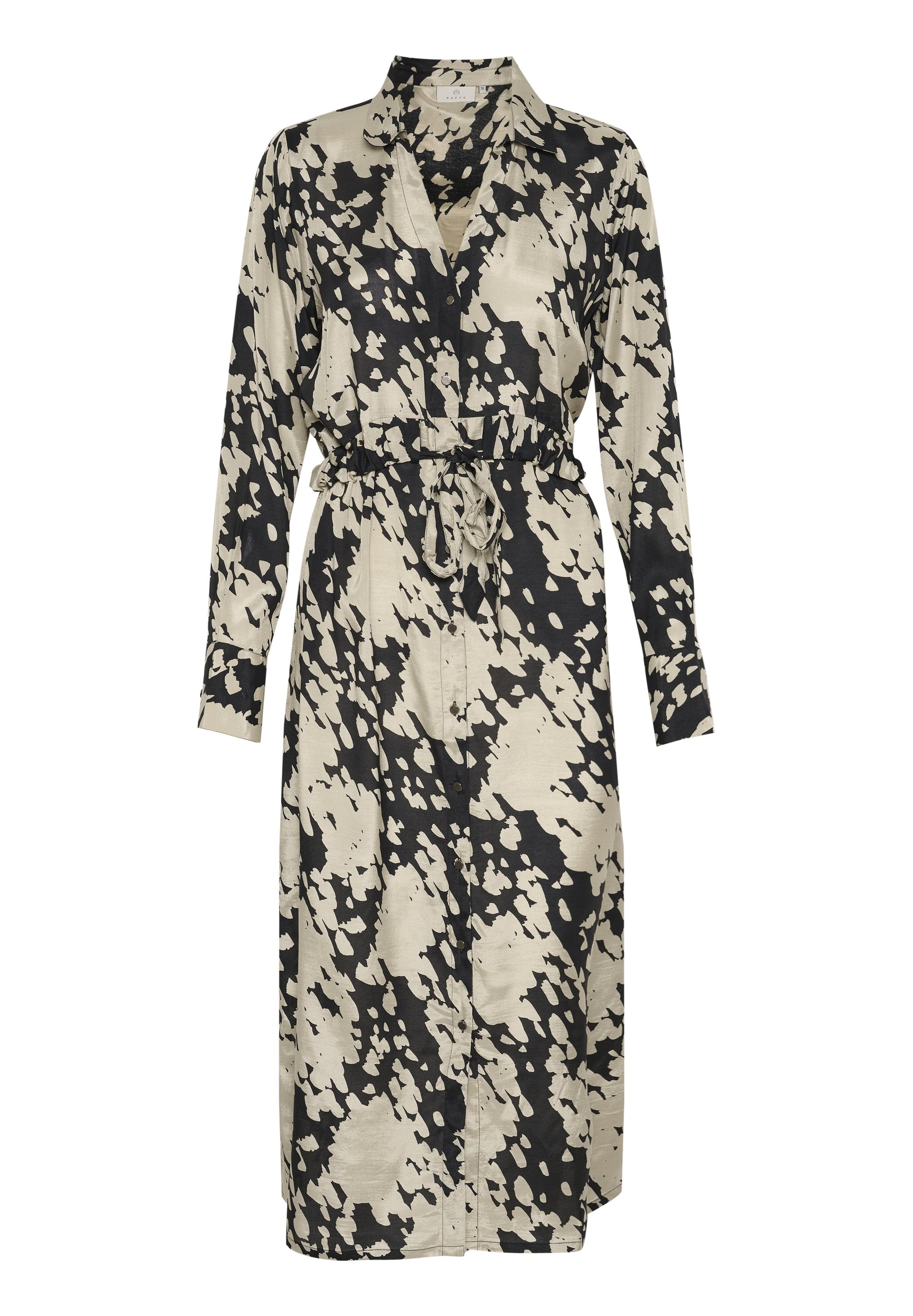 Langes, knöpfbares Kleid mit einem schwarz-beige gesprenkelten Muster. Hergestellt aus glattem Stoff, hat es eine taillierte Taille und lange Ärmel.