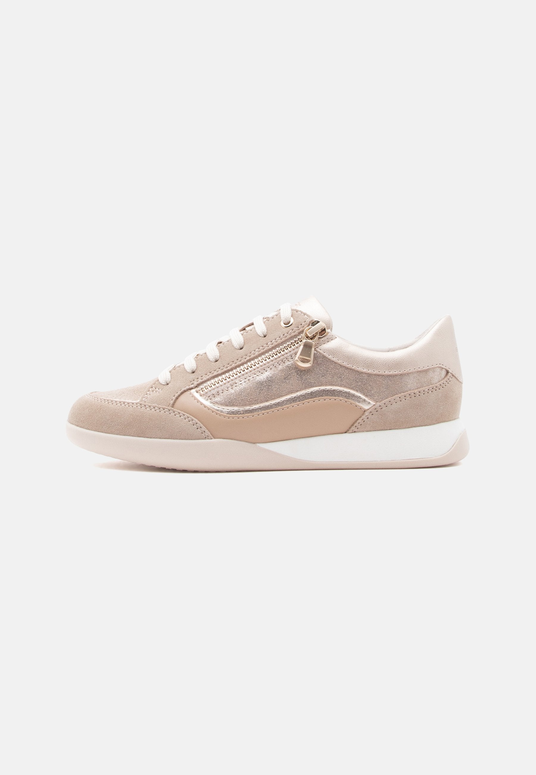 Beiger lässiger Sneaker mit weißen Schnürsenkeln, seitlichem Reißverschlussdetail, Veloursleder- und Lederpaneelen sowie einer weißen Gummisohle.