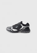Schwarz-weißes Sportschuh-Modell aus Netz- und Synthetikmaterialien, mit einer strukturierten Sohle, geschwungenem Design und auffälligen Akzenten.