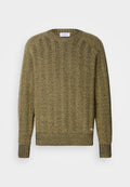 Grüner und gelber Fischgrät-Strickpullover mit geripptem Rundhals- und Bündchen, der ein strukturiertes gewebtes Muster hat.