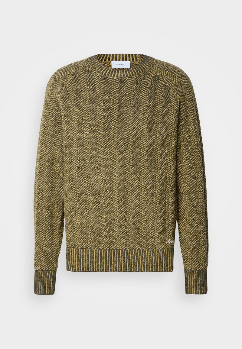 Grüner und gelber Fischgrät-Strickpullover mit geripptem Rundhals- und Bündchen, der ein strukturiertes gewebtes Muster hat.