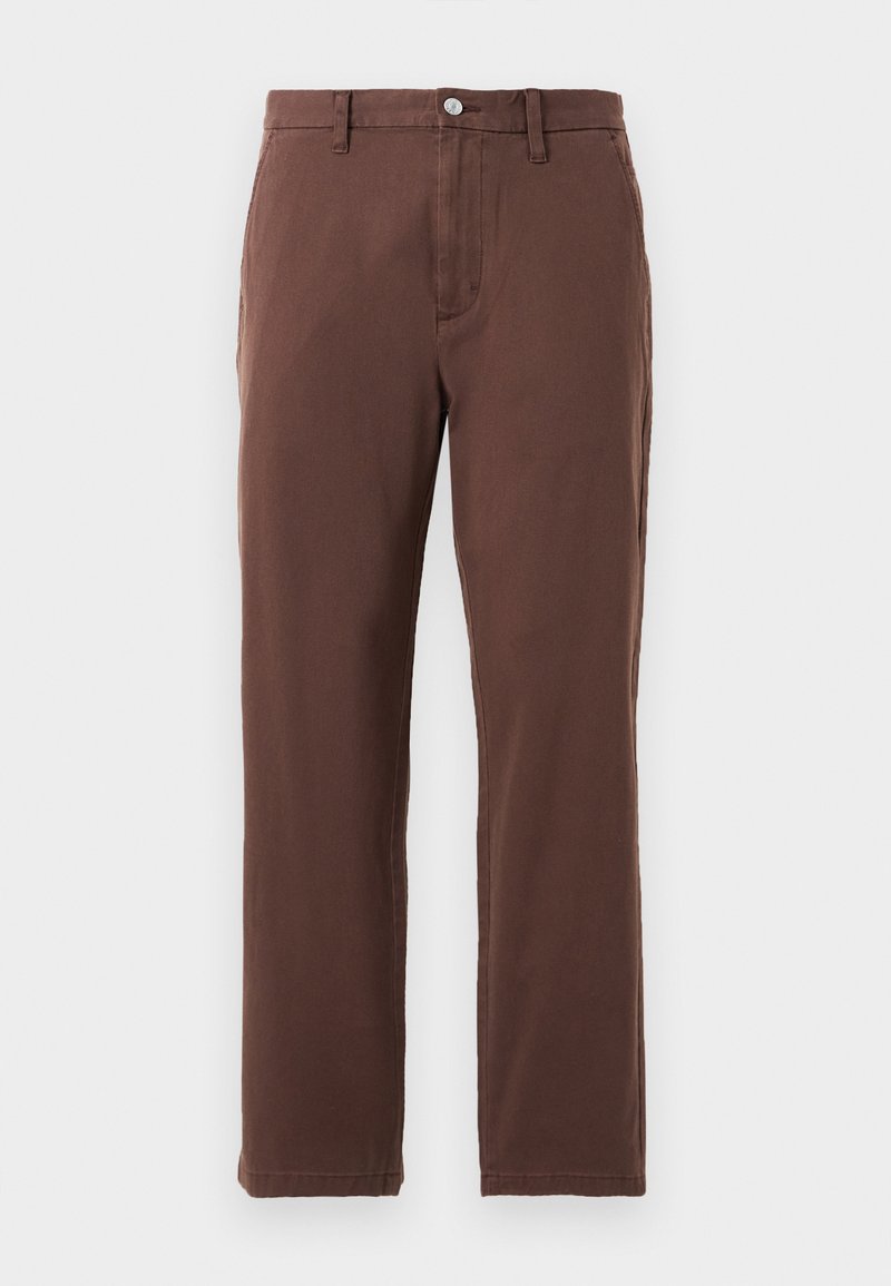Braune gerade geschnittene Hosen mit Knopf- und Reißverschluss, Gürtelschlaufen und seitlichen Taschen auf einem weißen Hintergrund.