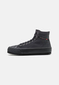 Schwarze High-Top-Sneaker mit einem strukturierten Canvas-Obermaterial und einer Gummisohle. Ausgestattet mit Metallösen und einer robusten Sohle mit ausgeprägtem Profil.