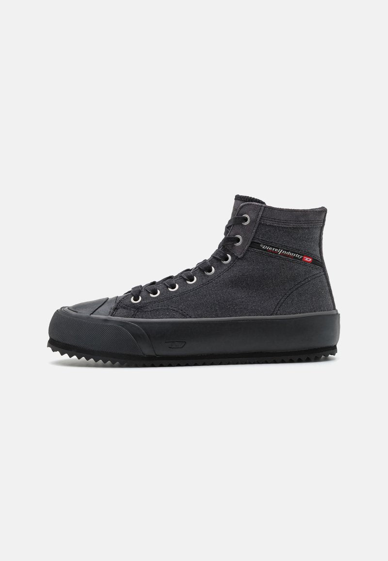Schwarze High-Top-Sneaker mit einem strukturierten Canvas-Obermaterial und einer Gummisohle. Ausgestattet mit Metallösen und einer robusten Sohle mit ausgeprägtem Profil.