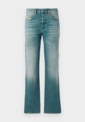 Helle blaue Jeans mit ausgestelltem Bein, ausgestattet mit frontalen Taschen und einer gewaschenen Optik für einen abgetragenen Look.
