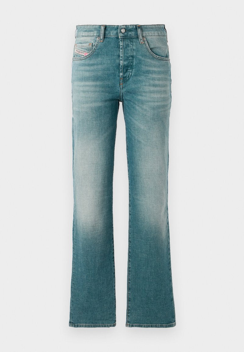 Helle blaue Jeans mit ausgestelltem Bein, ausgestattet mit frontalen Taschen und einer gewaschenen Optik für einen abgetragenen Look.