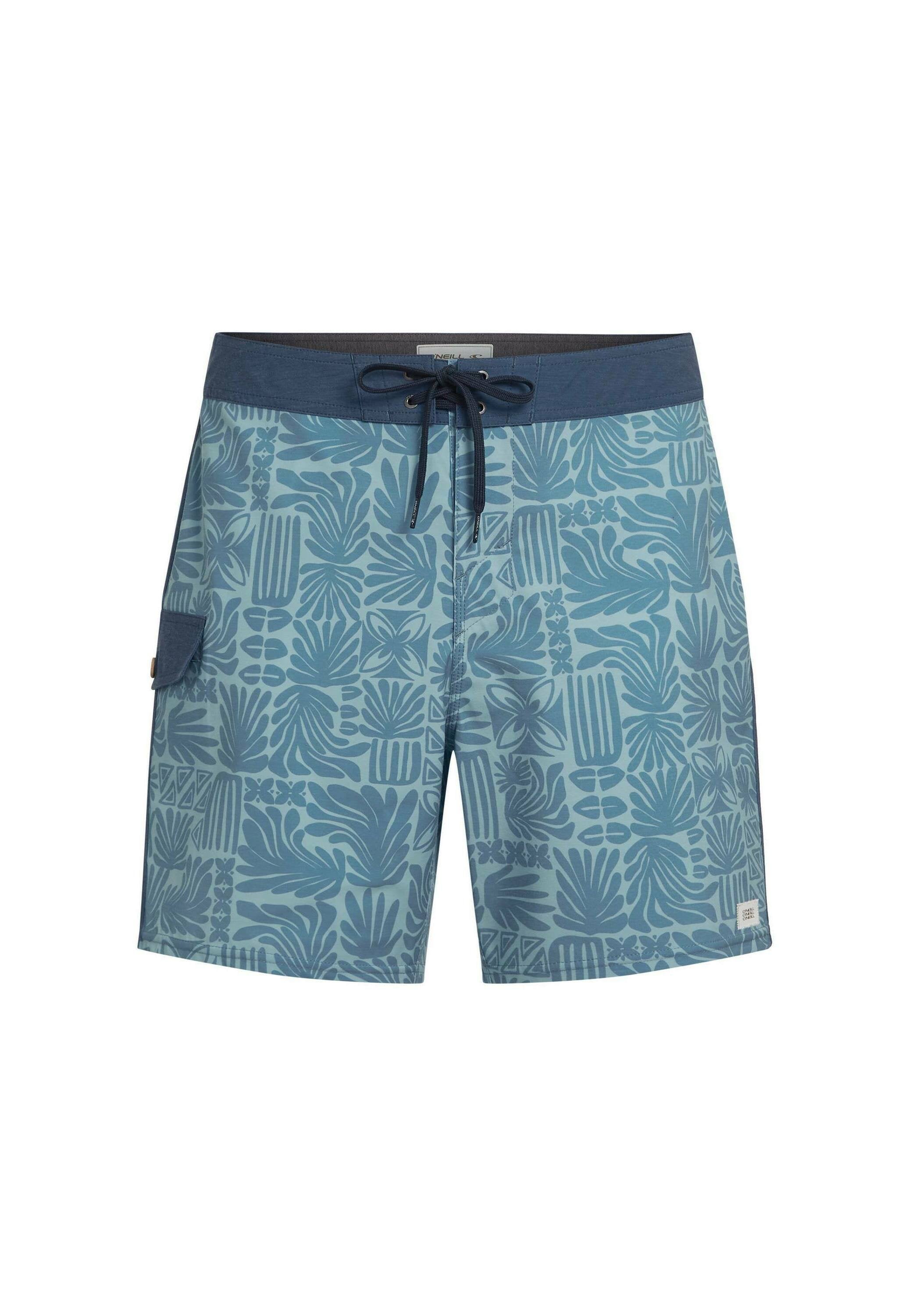 Hellblaue Badeshorts mit einem tropischen Blattmuster in dunklerem Blau. Verfügen über einen Kordelzugbund und eine Seitentasche zur Aufbewahrung.